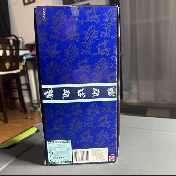 New in box Mattel 1995 Special Edition Avon Winter Velvet Barbie Doll #15571 - Picture 4 of 7